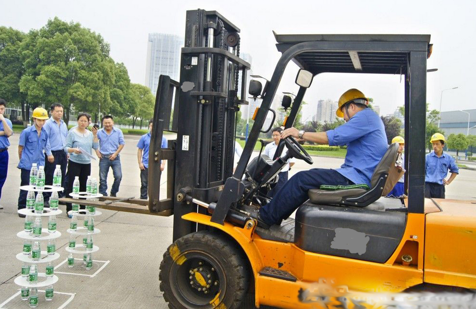 搬运托盘 路障行驶 叉车司机技能比赛有看头